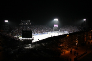 Im Februar 2011 standen sich Leksand und Mora unter freiem Himmel gegenüber, 17.319 Fans kamen. Im Februar 2011 standen sich Leksand und Mora unter freiem Himmel gegenüber, 17.319 Fans kamen.