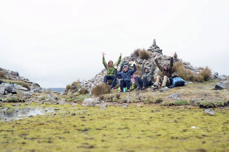 Auf weit über 4.000 Höhenmeter irgendwo auf der Inkastraße mit Johannes und Serena aus Tirol. Mehr als zehn Tage waren wir gemeinsam unterwegs und teilten die Wildheit, Naturbelassenheit, Abgeschiedenheit und Schönheit Ecuadors.