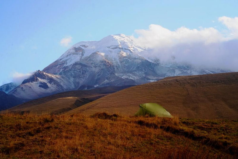 Aufstieg zum höchsten Berg des Landes: Vom ersten Lager auf etwa 4.000 Metern war der Chimborazo noch schön 
anzusehen und fotogen. Seine Gipfel waren immer nur für ganz 
kurze Zeit enthüllt.