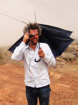 Christoph Schlingensief in Afrika. 