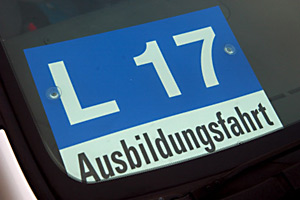 Der Erwerb des Führerscheins ist für junge Menschen eine Art "
Initiationsritus". L17 ist in Österreich sehr beliebt. Der Erwerb des Führerscheins ist für junge Menschen eine Art "
Initiationsritus". L17 ist in Österreich sehr beliebt.