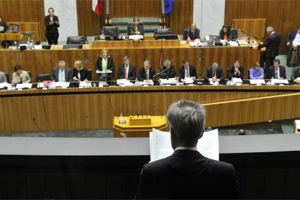 Bundespräsident Fischer wachte am Dienstag auf der Galerie über das Geschehen: Unten, im Plenarsaal, rechnete Finanzministerin Fekter bei ihrer Budgetrede mit den militärischen Plänen der SPÖ ab. Bundespräsident Fischer wachte am Dienstag auf der Galerie über das Geschehen: Unten, im Plenarsaal, rechnete Finanzministerin Fekter bei ihrer Budgetrede mit den militärischen Plänen der SPÖ ab.