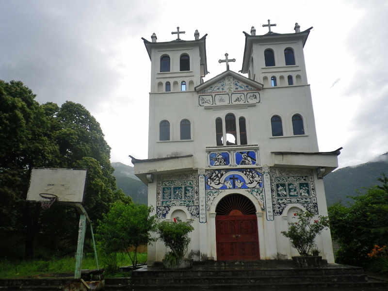 Diese Kirche steht in Nordyunnan. Sie ist eine Rekonstruktion einer während der Kulturrevolution zerstörten Kirche, die einst von portugiesischen Missionaren errichtet wurde. 