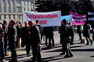 Mehr als 150 Menschen versammelten sich am Schwarzenbergplatz und marschierten anschließend zum ORF-Funkaus, der Arbeiterkammer und der Wirtschaftskammer. Mehr als 150 Menschen versammelten sich am Schwarzenbergplatz und marschierten anschließend zum ORF-Funkaus, der Arbeiterkammer und der Wirtschaftskammer.