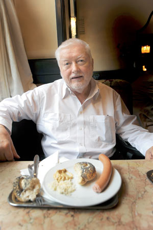 "So wie Kunst ein Mittel ist, die Gegenwart abzubilden, so ist es auch Kochen", sagt Avantgarde-Filmer Peter Kubelka. "So wie Kunst ein Mittel ist, die Gegenwart abzubilden, so ist es auch Kochen", sagt Avantgarde-Filmer Peter Kubelka.