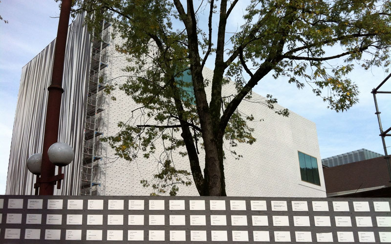 Kunst am Museumsbau: Zaun, Vorhang, Fassade.