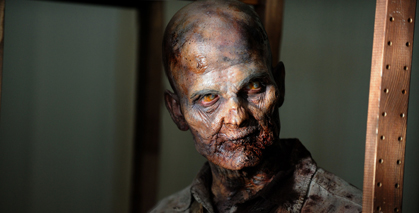 Ein Zombie aus der US-Erfolgsserie "The Walking Dead" scheint ein spätes Frühstück ausgemacht zu haben. Die Hölle, das sind die anderen Ein Zombie aus der US-Erfolgsserie "The Walking Dead" scheint ein spätes Frühstück ausgemacht zu haben. Die Hölle, das sind die anderen