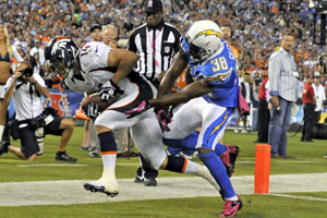Denver Broncos Wide Receiver Brandon Stokley (14) fängt im vierten Quarter einen 21 Yards Touchdown-Pass von Peyton Manning. San Diego Chargers Verteidiger Marcus Gilcrist (38) war zu dem Zeitpunkt, wie seine geschockten Mitspieler, nur mehr Zuschauer eines denkwürdigen Monday Night Spiels. 24 unbeantwortet Punkte San Diegos in Hälfte eins, folgten 35 von Denver nach dem Pausentee.