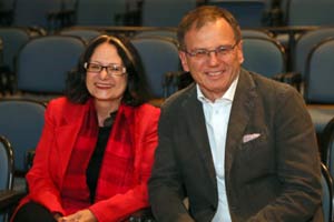 Gute Stimmung beim diesjährigen pma focus: Brigitte Schaden, die Vorstandsvorsitzende von Projekt Management Austria, gemeinsam mit Keynoter und "ZIB 2"-Moderator Armin Wolf. Gute Stimmung beim diesjährigen pma focus: Brigitte Schaden, die Vorstandsvorsitzende von Projekt Management Austria, gemeinsam mit Keynoter und "ZIB 2"-Moderator Armin Wolf.