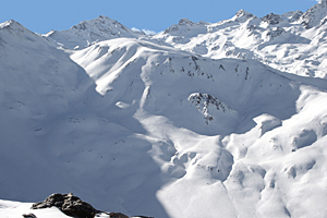 Eine Pendelbahn mit zwei Gondeln für 150 Skifahrer ist auf den Piz
Val Gonda geplant. Nach drei Jahrzehnten Kampf wurde im September die
naturschutzrechtliche Genehmigung beschlossen. Eine Pendelbahn mit zwei Gondeln für 150 Skifahrer ist auf den Piz
Val Gonda geplant. Nach drei Jahrzehnten Kampf wurde im September die
naturschutzrechtliche Genehmigung beschlossen.