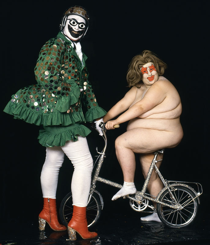Mit schillernden Kost�men und der Aufhebung geschlechts- spezifischer Zuschreibungen hinterlie� Leigh Bowery seine Spuren im England von Margaret Thatcher und dar�ber hinaus. Die Kunsthalle Wien w�rdigt sein Erbe.
