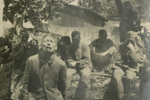 "Einer für alle!" schrieb ein Soldat auf dieses Foto, das in Russland entstand. Das Bild zeigt den Moment, als ein junger Mann erfährt, dass er als Geisel erschossen werden soll. "Einer für alle!" schrieb ein Soldat auf dieses Foto, das in Russland entstand. Das Bild zeigt den Moment, als ein junger Mann erfährt, dass er als Geisel erschossen werden soll.