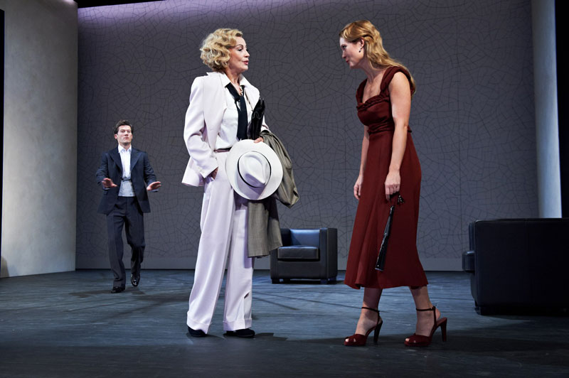 Grandioses Finale: Christian Nickel (Lord 
Windermere), Andrea Jonasson im Marlene-Dietrich-Outfit 
(Mrs. Erlynne) und Pauline Knof (Lady Windermere) in Oscar Wildes 
"Fächer".&nbsp; 