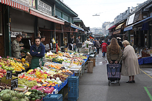 Für Einkäufe ist der Naschmarkt ein gutes Pflaster - das ist aber
mitunter auch rau. Ein Wiener saß fünf Monate in Untersuchungshaft, da
er von Zeugen offensichtlich verleumdet wurde. Für Einkäufe ist der Naschmarkt ein gutes Pflaster - das ist aber
mitunter auch rau. Ein Wiener saß fünf Monate in Untersuchungshaft, da
er von Zeugen offensichtlich verleumdet wurde.