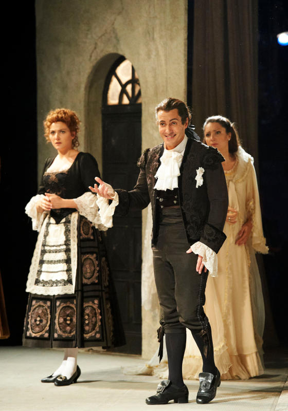 Erwin
Schrott in seinem humorigen Element: als Figaro im gleichnamigen
Staatsopern-Gastspiel in Tokio.