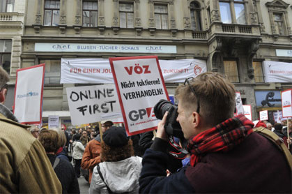 "Für einen Journalistenkollektivvertrag mit Zukunft": Der
Zeitungsverband empfing die demonstrierenden Journalisten mit eigenen
Transparenten - treffend platziert unter der "c.h.e.f."-Werbung. "Für einen Journalistenkollektivvertrag mit Zukunft": Der
Zeitungsverband empfing die demonstrierenden Journalisten mit eigenen
Transparenten - treffend platziert unter der "c.h.e.f."-Werbung.