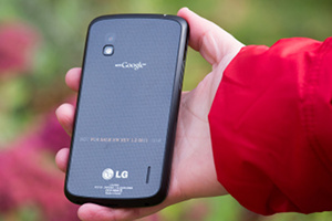 Die Blogger von tech.onliner.by haben das Nexus 4 bereits in die Hände bekommen - und aus wirklich allen Winkeln beleuchtet.