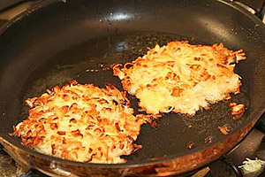 Erdäpfelpuffer - mit Gurkenrahram und Räucherlachs ein Wundersnack Erdäpfelpuffer - mit Gurkenrahram und Räucherlachs ein Wundersnack