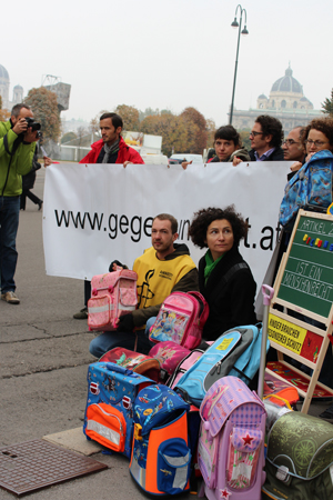 Aktion vor dem Bundeskanzleramt in Wien. Im Hintergrund die Vorbereitungen für den Nationalfeiertag. Aktion vor dem Bundeskanzleramt in Wien. Im Hintergrund die Vorbereitungen für den Nationalfeiertag.