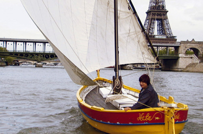 Mit dem Segelboot steuert die Filmemacherin Agnès Varda die Stationen ihres Lebens an. Mit dem Segelboot steuert die Filmemacherin Agnès Varda die Stationen ihres Lebens an.