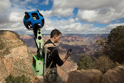 Street-View-Team mit Trekker-System unterwegs. Street-View-Team mit Trekker-System unterwegs.