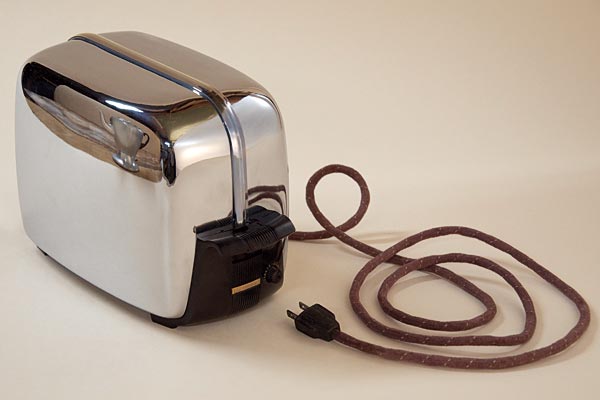 Installation mit "Problemware" von Mel Chin: Der Toaster verweigert sich darin ebenso wie seine Küchenkollegen aus den 1950erJahren. 