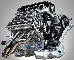 Ein V8 aus dem Hause Aston Martin. Der dazugehörige Wagen gehört natürlich auch zur Forderung nach mehr Gerechtigkeit. 