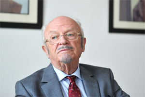 Heinz Düx, pensionierter Jurist in Unruhe, über seine Außenseiterposition im 
Auschwitz-Prozess: "Ich bin nicht auf der bürgerlichen Welle mitgeschwommen. Das 
hat meine Position geschwächt."