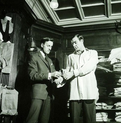 Der Londoner Traditionsschneider Turnbull and Asser stattete bereits Sean Connery, dem die Rolle des Bond auf den Leib geschnitten war, mit Maßhemden aus. 