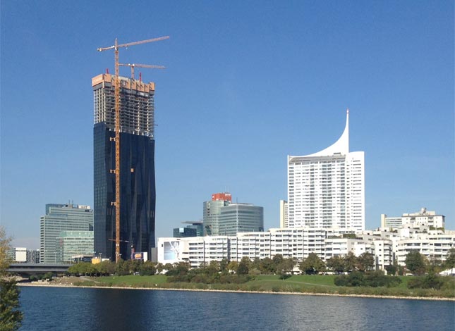Unten ein Hotel, in der Mitte Büros, ganz oben Wohnungen, ein Restaurant, eine Skybar: der "DC Tower 1" wird ein regelrechter Mehrzweckturm.