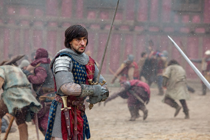 Lieben, hassen, metzeln: die unschlagbare Mischung, hier mit Blake Ritson in "Tore der Welt". Lieben, hassen, metzeln: die unschlagbare Mischung, hier mit Blake Ritson in "Tore der Welt".