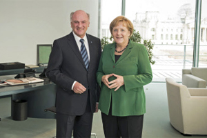 Grund zur Freude für die deutsche Kanzlerin Angela Merkel: Der 
niederösterreichische Landeshauptmann Erwin Pröll machte ihr in ihrem 
Büro in Berlin seine Aufwartung.