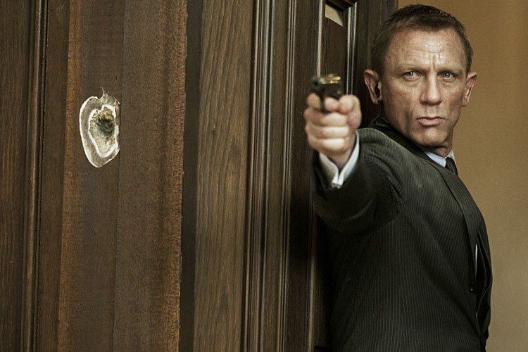 "Hin und wieder muss ein Abzug gedrückt werden!" - Noch ist James Bond (Daniel Craig) nicht reif für den Ruhestand. 