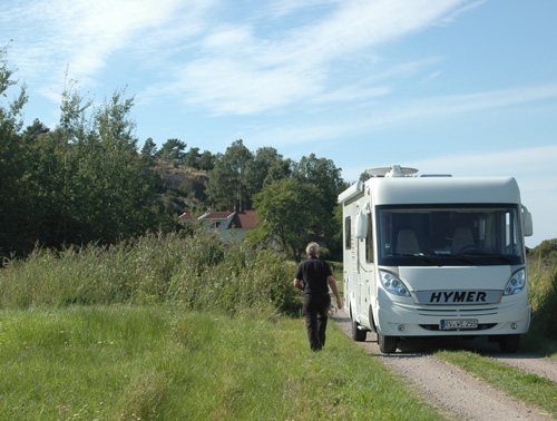Man fährt mit Zelt oder Wohnwagen los. Campingplatz bedeutet hier meist dreierlei. Zelt - groß oder klein, Wohnmobil - riesig schon eher als klein oder Hütte.