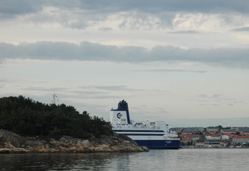 Ein Schiff wird kommen - im Hintergrund das Städchen Strömstad.