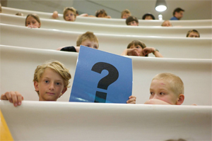 In welcher Verfassung werden die Universitäten sein, wenn diese Knirpse in ein paar Jahren vielleicht mit einem Studium beginnen? Es wird jedenfalls ziemlich anders sein als beim Schnuppern in der Kinder-Uni im Sommer 2010 in einem Hörsaal im Alten AKH. 
Die Fragen an die Wissenschaftssprecher zum Durchklicken: 
Sind Sie bzw. ist Ihre Partei für oder gegen Studiengebühren? Wer sollte wie viel zahlen?
Wie würden Sie den Universitätszugang in Österreich regeln?
Wo sehen Sie sonst noch den größten Reformbedarf im Hochschulsystem?
Halten Sie die Universitäten für angemessen finanziert?
Welche Forderung wäre Ihnen für Koalitionsverhandlungen besonders wichtig?