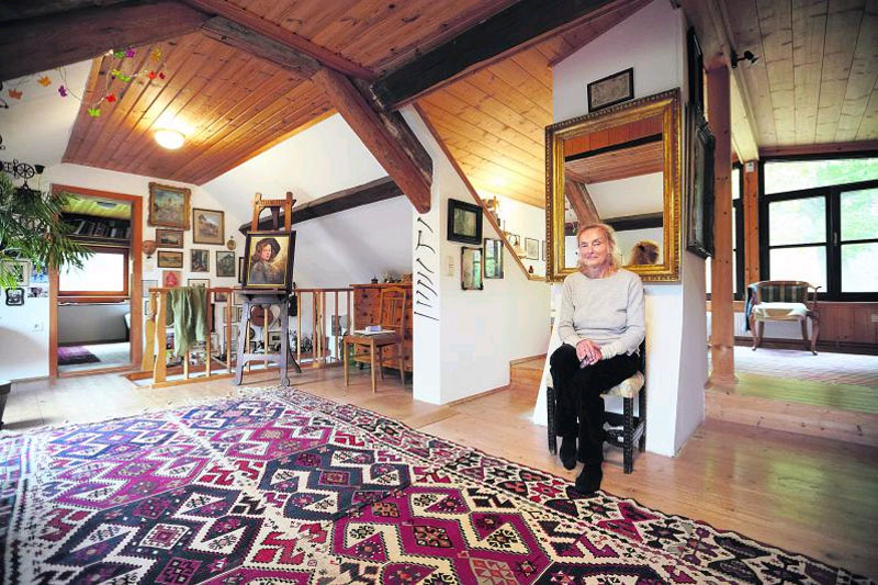 Schauspielerin Erni Mangold in ihrem Haus am Hornerwald, wo einst 
Arbeiter des hier gelegenen Steinbruchs mit ihren Familien wohnten.