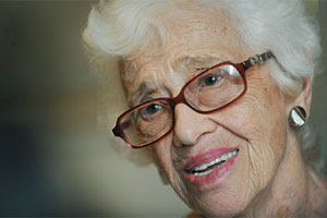 Naomi Feil (80) ist in Deutschland geboren, die Familie floh 1936 vor 
den Nazis in die USA, wo der Vater die Leitung eines Altenheims 
übernahm. Feil studierte Psychologie, spezialisierte sich auf alte 
Menschen und begründete 1973 die Validation. Sie war auf Einladung des 
Roten Kreuzes in Wien. Dort werden regelmäßig Validationskurse für 
Pflegende und Angehörige angeboten.