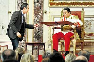 Auch Politiker kommen gern zum Kaiser: FPÖ-Chef Heinz-Christian 
Strache wurde 2010 von Seiner Majestät, Robert Heinrich I. (Robert 
Palfrader), in der ORF-Show "Wir sind Kaiser" empfangen.