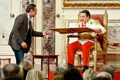 Auch Politiker kommen gern zum Kaiser: FPÖ-Chef Heinz-Christian
Strache wurde 2010 von Seiner Majestät, Robert Heinrich I. (Robert
Palfrader), in der ORF-Show "Wir sind Kaiser" empfangen. Auch Politiker kommen gern zum Kaiser: FPÖ-Chef Heinz-Christian
Strache wurde 2010 von Seiner Majestät, Robert Heinrich I. (Robert
Palfrader), in der ORF-Show "Wir sind Kaiser" empfangen.