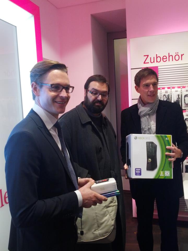 Der weltweit erste Käufer eines Windows Phone 8 Gerätes (Mitte). Rechts im Bild: T-Mobile Marktingchef Thomas Kicker. Links: Peter Hochleitner von Microsoft Österreich