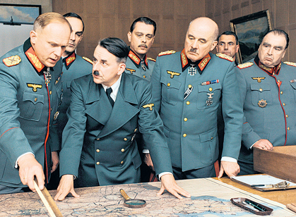 Johannes Silberschneider als Adolf Hitler, Ulrich Tukur (li.) als " Wüstenfuchs" Erwin Rommel in Niki Steins Film "Rommel". 