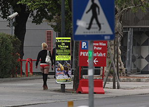 Scheibchenweise verkleinert sich der Straßenstrich in Wien. Im Prater 
darf seit Juni nur noch in der Nacht angeschafft werden, die Polizei 
kontrolliert scharf.