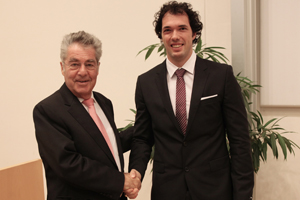 Hungerländer bekam Doktorwürde "sub auspiciis praesidentis rei publicae" von Bundespräsident Fischer verliehen. Hungerländer bekam Doktorwürde "sub auspiciis praesidentis rei publicae" von Bundespräsident Fischer verliehen.