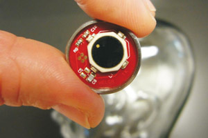 Der neu entwickelte Hirndrucksensor aus Metall, reagiert auf Druckänderungen im Gehirn.