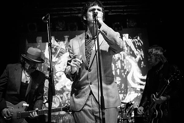 Simon Bonney deutet bei einem Comeback-Konzert in Berlin die frühere Größe seiner Band Crime and the City Solution nur an. Der Anzug soll keinen Schaden nehmen.
