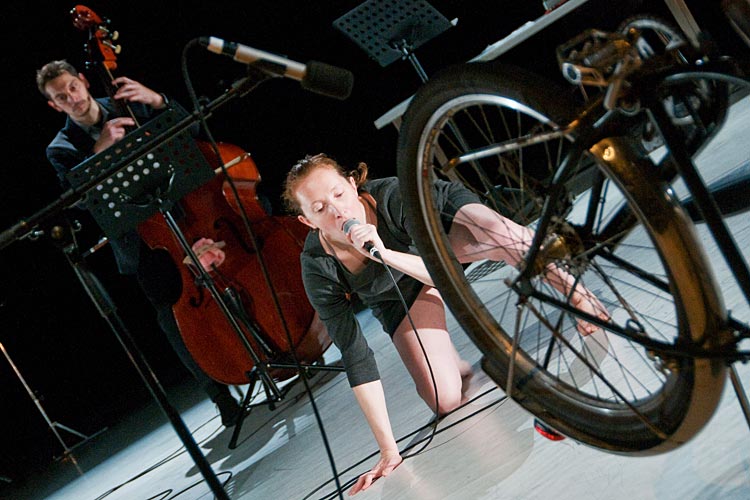 Es knattert im Tanzquartier: "Grace Note" - eine vielschichtige Arbeit zur Zeit. 