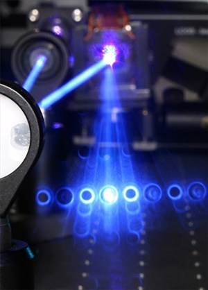 Langzeitaufnahme eines Laserstrahls, der die Quanten "tanzen" lässt. Langzeitaufnahme eines Laserstrahls, der die Quanten "tanzen" lässt.