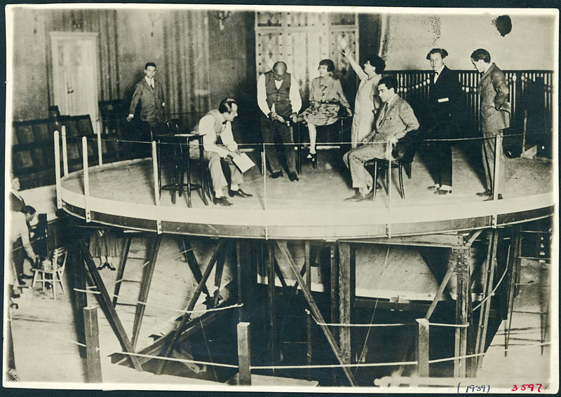 Im Österreichischen Theatermuseum sieht man zurzeit Frederick Kieslers 
innovative Ideen bezüglich der Möglichkeiten, die Raumsituation des Theaters 
unkonventionell zu denken.&nbsp; 
