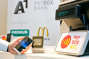 Mit NFC können User eines Smartphones ohne Bares oder Karte bezahlen. Die
nötigen Daten werden über die im Handy eingebaute Funktechnik NFC (Near
Field Communication) an ein spezielles Lesegerät an der Kasse
übertragen. Mit NFC können User eines Smartphones ohne Bares oder Karte bezahlen. Die
nötigen Daten werden über die im Handy eingebaute Funktechnik NFC (Near
Field Communication) an ein spezielles Lesegerät an der Kasse
übertragen.